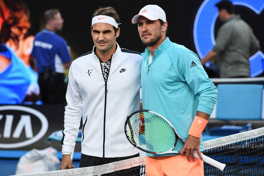Roger Federer, a sinistra, e Mischa Zverev. (Afp)